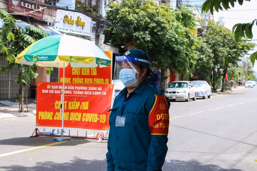 Lực lượng dân quân tự vệ phường Xuân Hà đang trực tại chốt kiểm soát dịch.