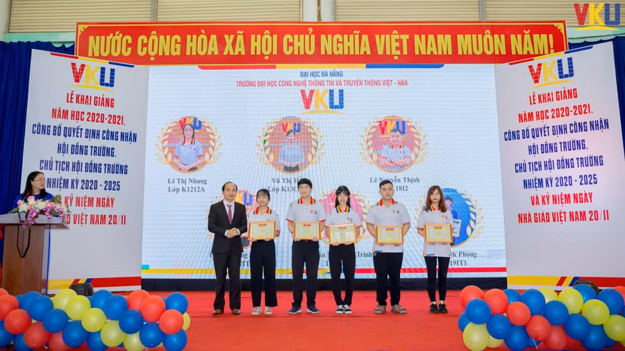 Trao học bổng cho các sinh viên. Ảnh tư liệu.