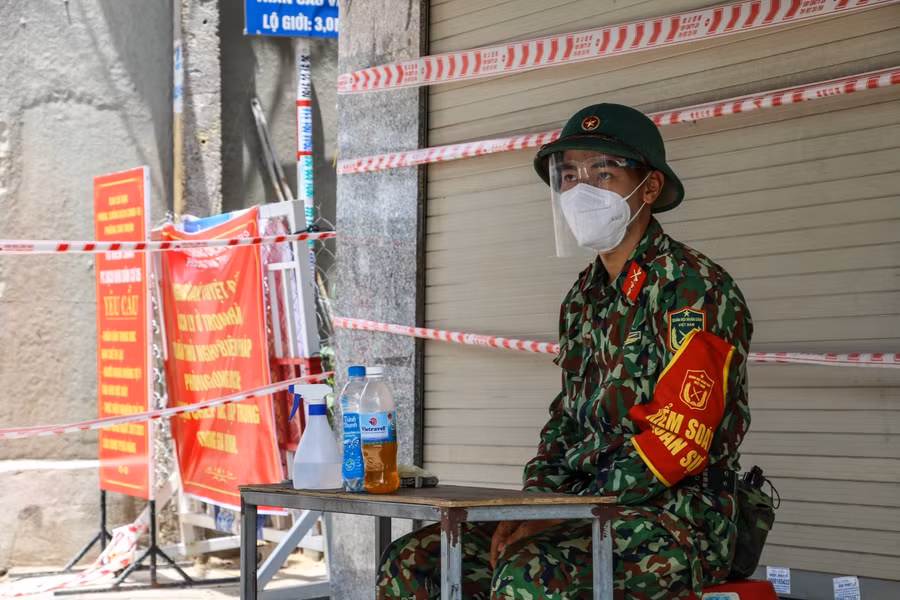 Trung sĩ Phạm Công Phong thuộc Trung đoàn 971, Bộ Chỉ huy Quân sự thành phố Đà Nẵng cho biết, nhiệm vụ của anh tại chốt là không cho người dân ra vào tại kiệt trên địa bàn phường Tam Thuận, quận Thanh Khê.