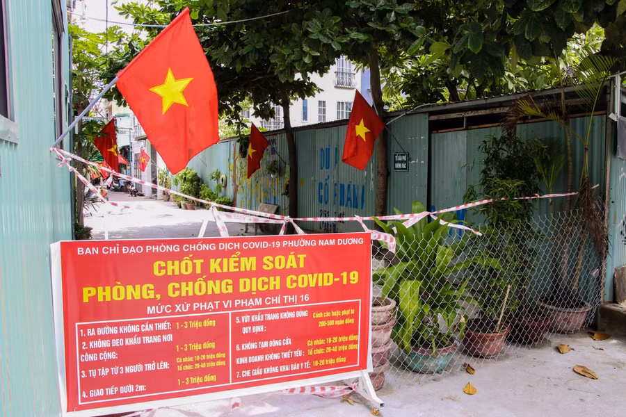 Dù nhiều nơi đang phải phong tỏa do tình hình dịch bệnh phức tạp, người dân vẫn không quên cắm cho nhà mình những lá cờ Tổ quốc trong Tết Độc lập