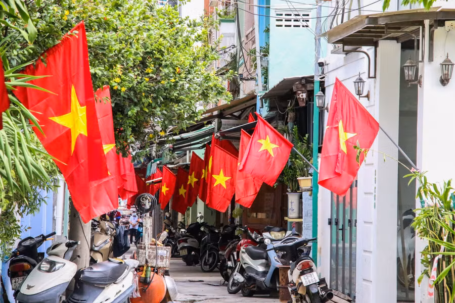 Một con ngõ nhỏ nằm trên đường Nguyễn Văn Linh, quận Hải Châu rợp cờ đỏ sao vàng Chào mừng kỷ niệm 76 năm Quốc khánh 2/9.