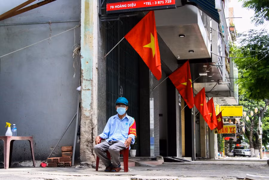 Ông Tiền Hoà Hùng, cán bộ Ban điều hành Tổ Covid-19 phường Nam Dương, quận Hải Châu cho biết ông đã nhận nhiệm vụ trực chốt tại địa phương gần 2 tháng. Theo ông Hùng, trong tối qua (1/9), các thành viên trong Ban điều hành đã đến từng nhà để nhắc nhở bà con treo cờ chào mừng Ngày Quốc khánh. “Đối với tôi, đây là ngày Quốc khánh đặc biệt bởi như mọi năm vào ngày này gia đình tôi sẽ tổ chức ăn uống nhưng năm nay thì khác rồi”, ông Hùng nói.