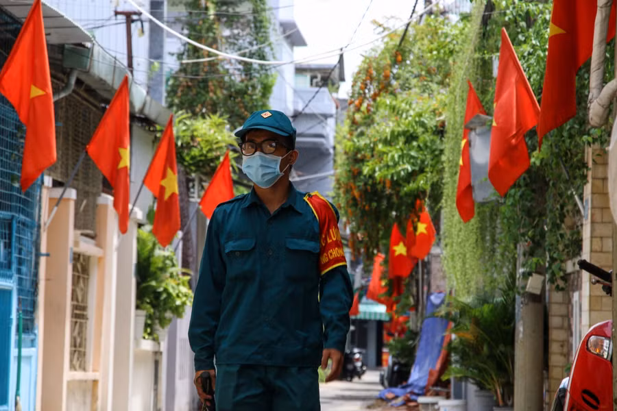 Lực lượng dân quân tự vệ đi tuần tra ở các kiệt hẻm trong dịp Lễ Quốc khánh 2/9.