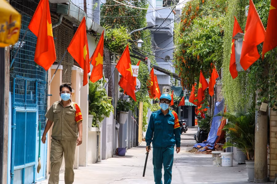 Cán bộ phường Thạch Thang, quận Hải Châu đi kiểm tra, nhắc nhở người dân không được tụ tập ăn uống, ra khỏi nhà.
