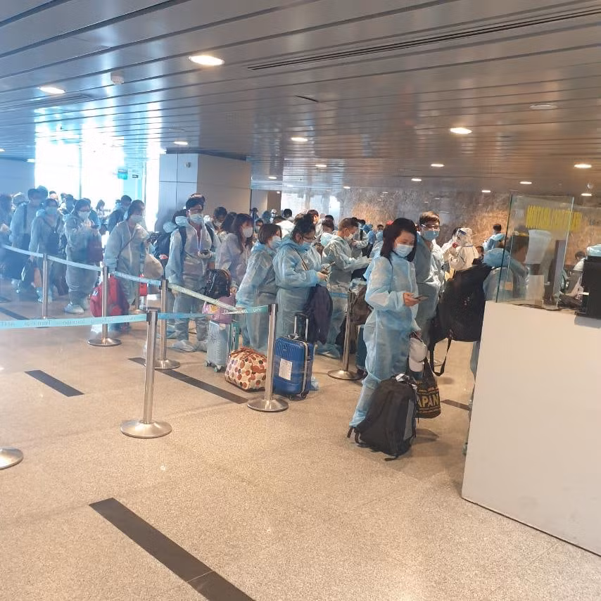 Công dân đang làm thủ tục nhập cảnh.