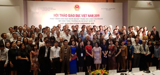 Các đại biểu tham dự hội thảo chụp ảnh lưu niệm.