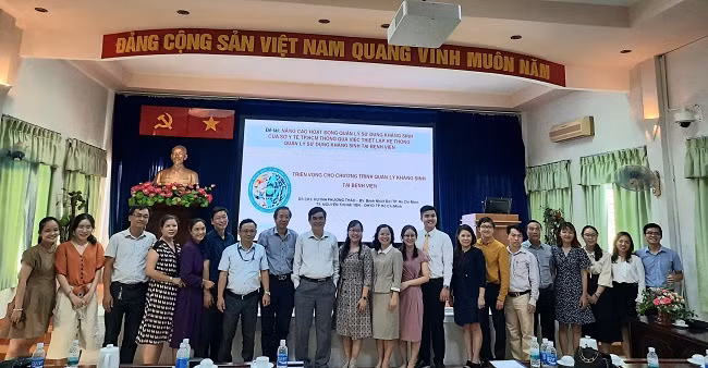 Các đại biểu chụp hình lưu niệm với nhóm nghiên cứu tại hội thảo.