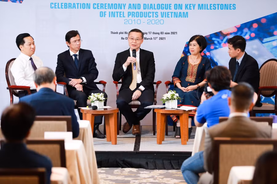 Ông Kim Huat Ooi -Tổng Giám đốc Intel Việt Nam trả lời báo chí phần tạo đàm (Ảnh: Intel cung cấp)