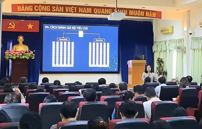 Đại diện nhóm nghiên cứu báo cáo và hướng dẫn cách đánh giá bộ tiêu chí trong quản lý sử dụng kháng sinh.