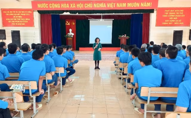 Đại diện doanh nghiệp giới thiệu việc làm, chương trình đào tạo cho học viên tại cơ sở (ảnh nguồn solaodong.hanoi)