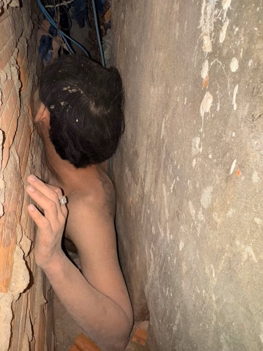 Trong lúc bỏ chạy, Trường bị rơi xuống và mắc kẹt giữa 2 khe của 2 ngôi nhà. (Ảnh: Công an Đà Nẵng) Trong lúc bỏ chạy, Trường bị rơi xuống và mắc kẹt giữa 2 khe của 2 ngôi nhà. (Ảnh: Công an Đà Nẵng)