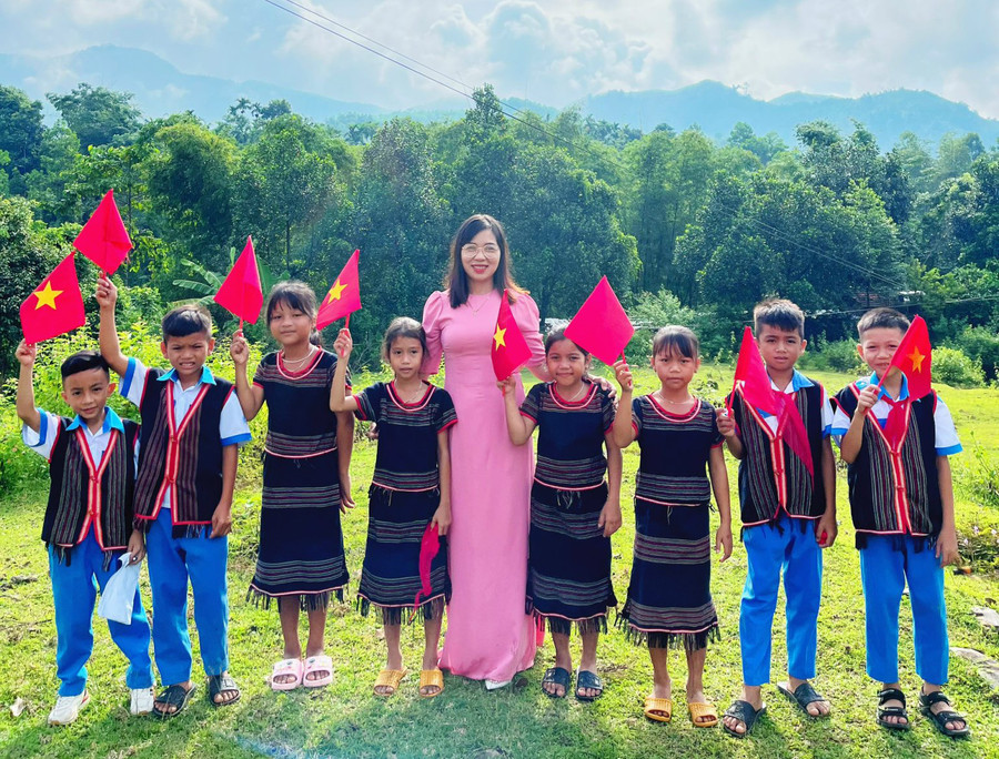 Học sinh vùng núi trong ngày đi học. Học sinh vùng núi trong ngày đi học.