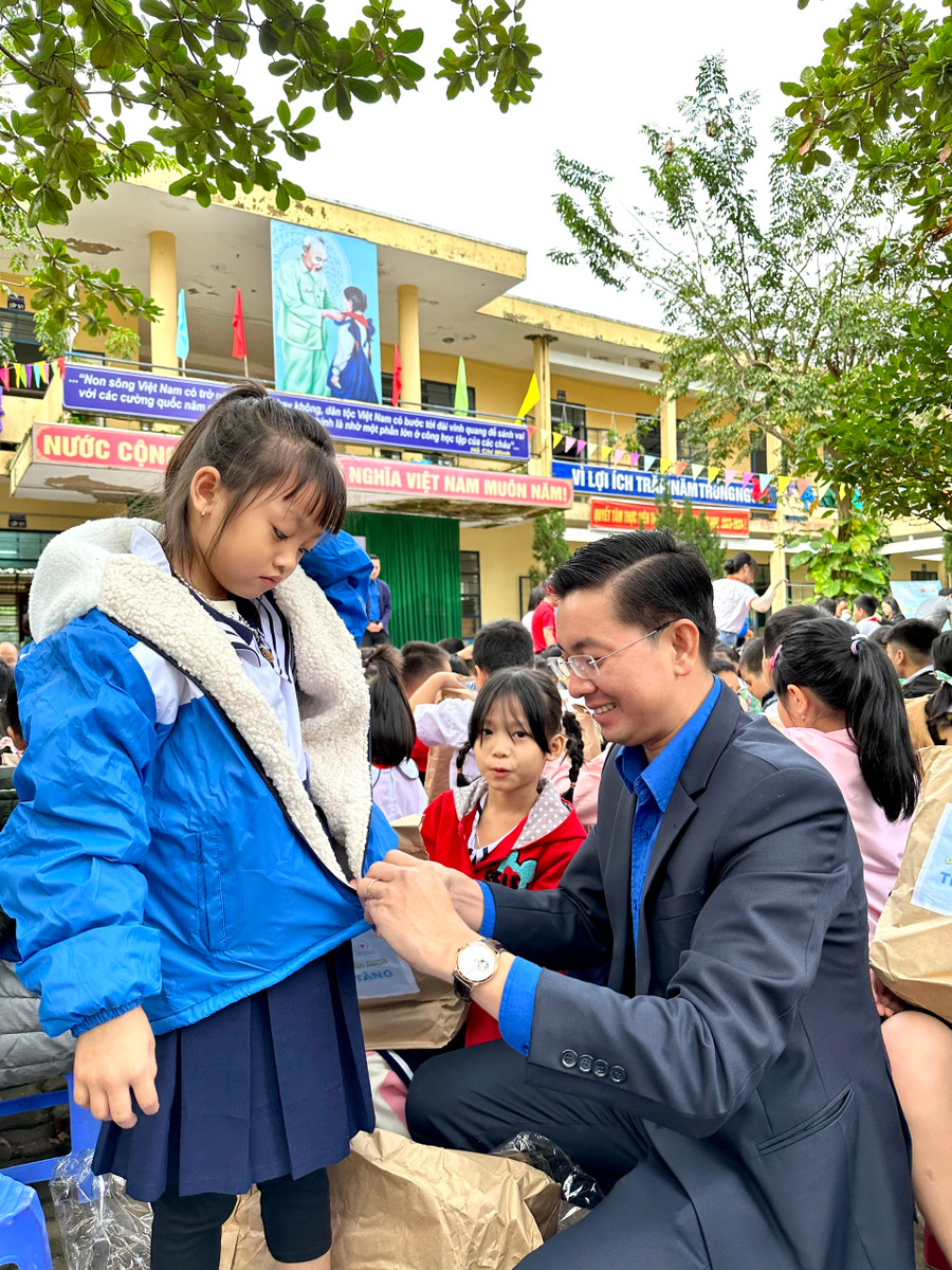 Anh Nguyễn Bá Duân - Phó Bí thư Thành Đoàn Đà Nẵng tặng áo ấm cho các em học sinh có hoàn cảnh khó khăn. Anh Nguyễn Bá Duân - Phó Bí thư Thành Đoàn Đà Nẵng tặng áo ấm cho các em học sinh có hoàn cảnh khó khăn.