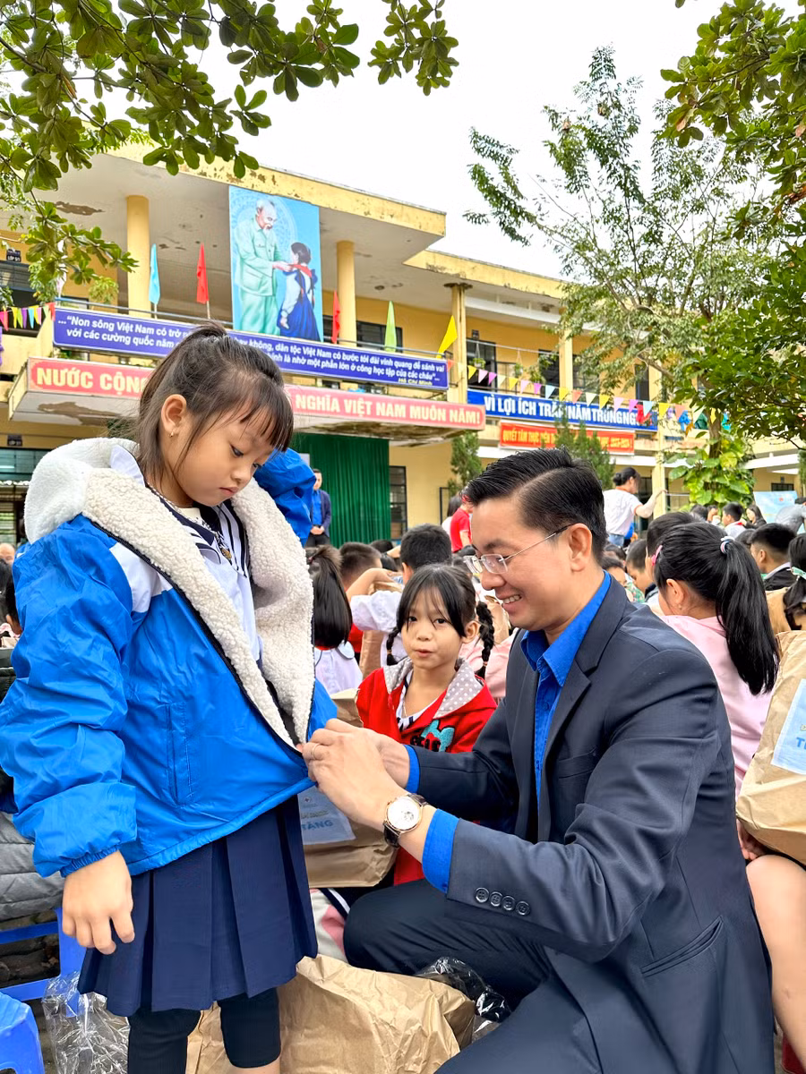Anh Nguyễn Bá Duân - Phó Bí thư Thành Đoàn Đà Nẵng tặng áo ấm cho các em học sinh có hoàn cảnh khó khăn.