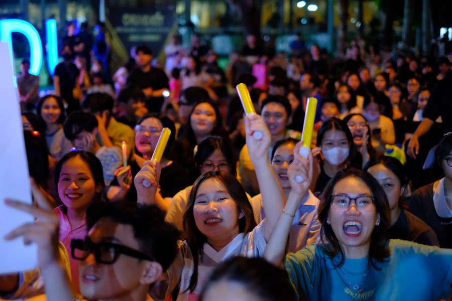 Sự cổ vũ siêu "nhiệt" của các bạn sinh viên cũng góp phần làm nên một đêm thi ấn tượng. Sự cổ vũ siêu "nhiệt" của các bạn sinh viên cũng góp phần làm nên một đêm thi ấn tượng.