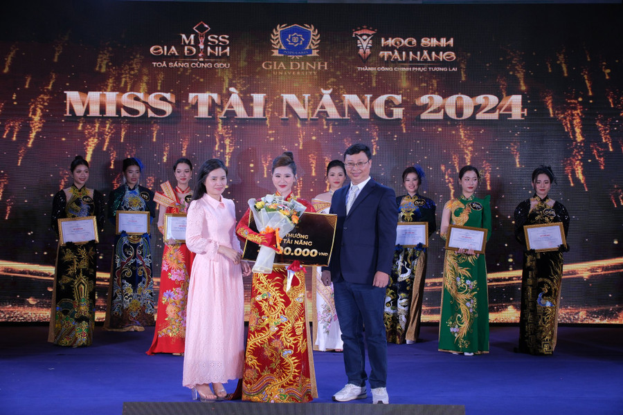 Miss Tài năng Ngô Thị Như Bình và Miss Truyền thông Niê H Jumila Mlô, cả 2 nữ sinh đều học ngành Ngôn ngữ Anh. Miss Tài năng Ngô Thị Như Bình và Miss Truyền thông Niê H Jumila Mlô, cả 2 nữ sinh đều học ngành Ngôn ngữ Anh.