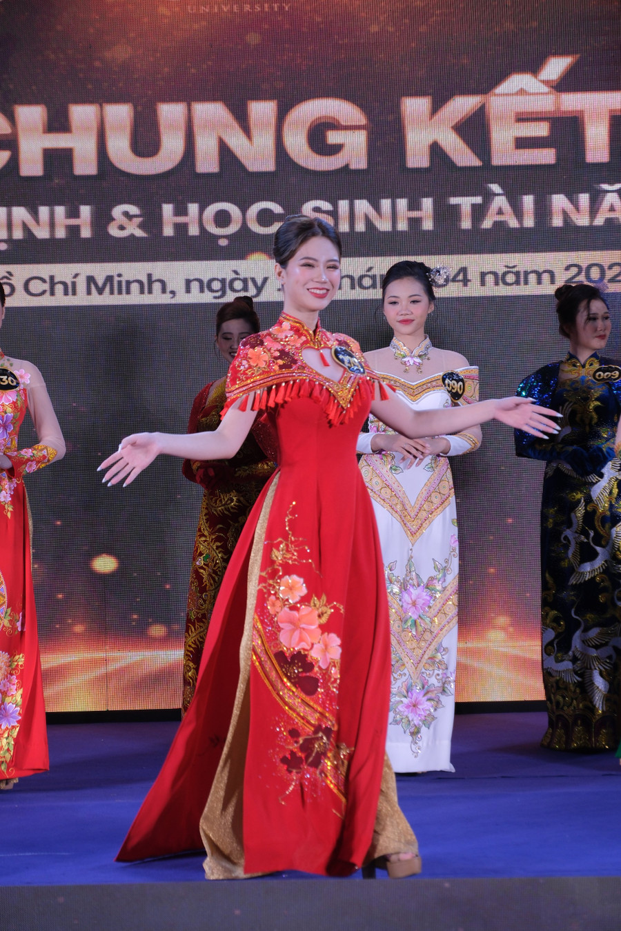 Nữ sinh Hà Gia Nghi duyên dáng trong phần thi áo dài. Nữ sinh Hà Gia Nghi duyên dáng trong phần thi áo dài.