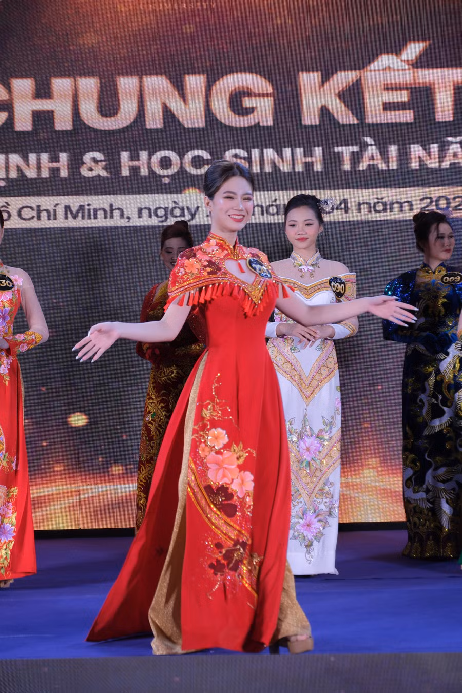 Nữ sinh Hà Gia Nghi duyên dáng trong phần thi áo dài.