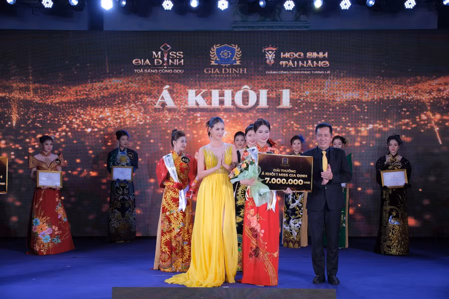 Á khôi 1 Hà Gia Nghi và á khôi 2 Trần Ngọc Anh được trao phần thưởng, sash và giấy chứng nhận của cuộc thi.