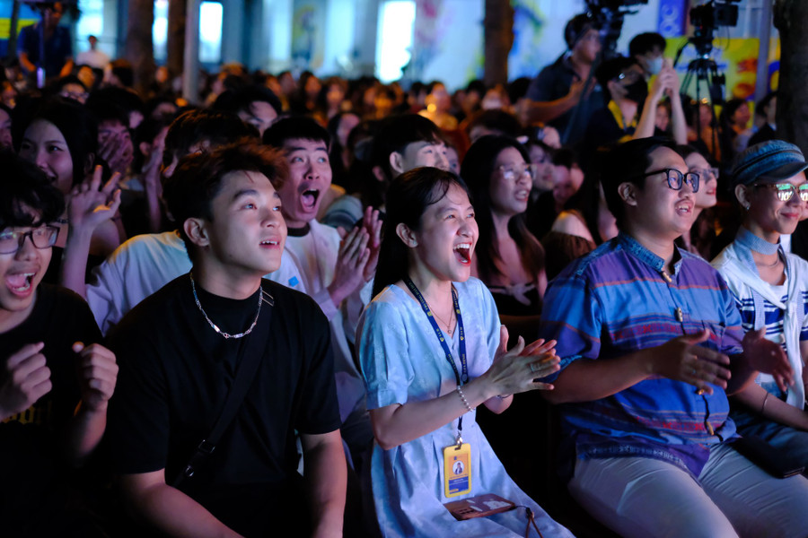 Sự cổ vũ siêu "nhiệt" của các bạn sinh viên cũng góp phần làm nên một đêm thi ấn tượng. Sự cổ vũ siêu "nhiệt" của các bạn sinh viên cũng góp phần làm nên một đêm thi ấn tượng.