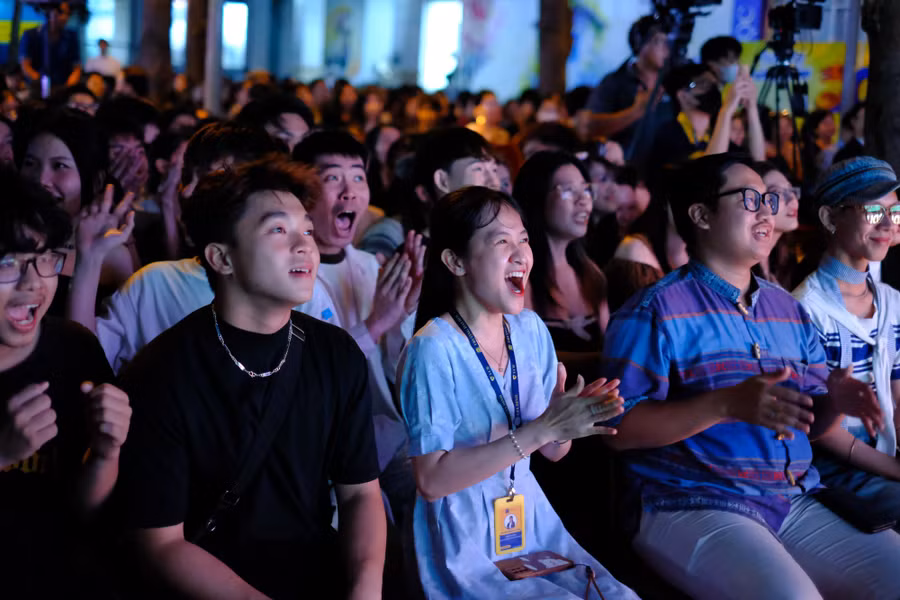 Sự cổ vũ siêu "nhiệt" của các bạn sinh viên cũng góp phần làm nên một đêm thi ấn tượng.