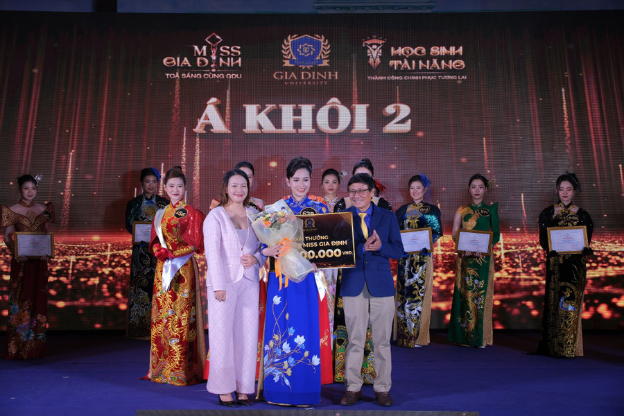 Á khôi 1 Hà Gia Nghi và á khôi 2 Trần Ngọc Anh được trao phần thưởng, sash và giấy chứng nhận của cuộc thi. Á khôi 1 Hà Gia Nghi và á khôi 2 Trần Ngọc Anh được trao phần thưởng, sash và giấy chứng nhận của cuộc thi.