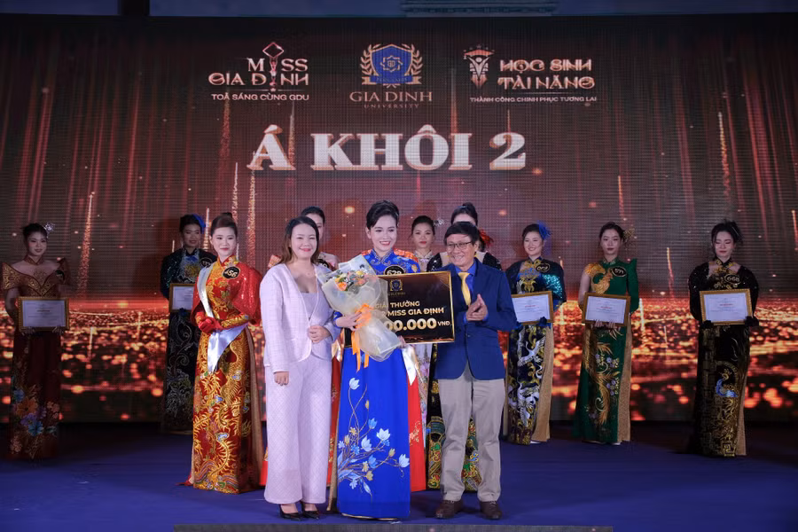 Á khôi 1 Hà Gia Nghi và á khôi 2 Trần Ngọc Anh được trao phần thưởng, sash và giấy chứng nhận của cuộc thi.