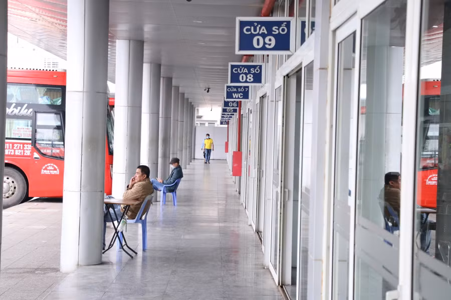 Các tài xế ngồi chờ khách.