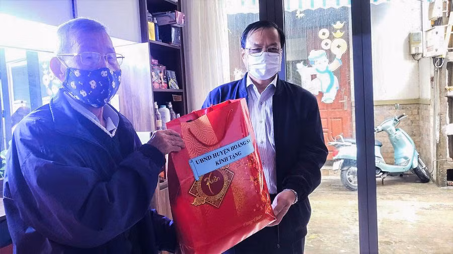 Ông Võ Ngọc Đồng (bên phải) - Giám đốc Sở Nội vụ, Chủ tịch UBND huyện Hoàng Sa (TP Đà Nẵng) thăm quà tặng quà cho nhân chứng Hoàng Sa.