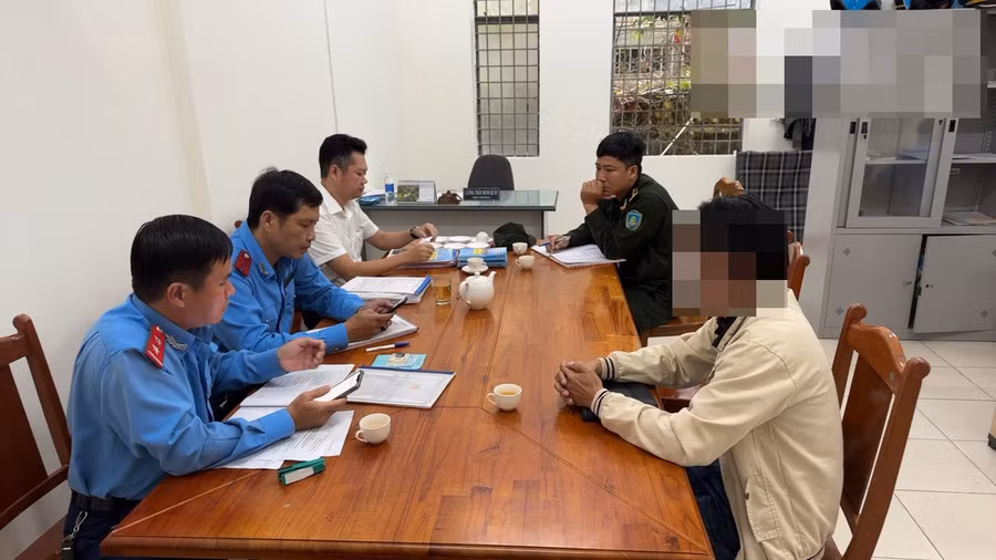 Lực lượng Thanh tra Sở GTVT TP. Đà Nẵng làm việc với tài xế. Ảnh: Đà Nẵng. 