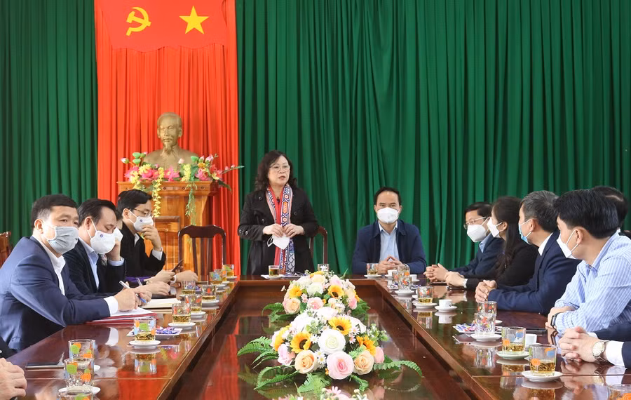 Thứ trưởng Ngô Thị Minh gặp gỡ, động viên các thầy cô giáo trường Tiểu học và THCS Bằng Cốc (Hàm Yên, Tuyên Quang)