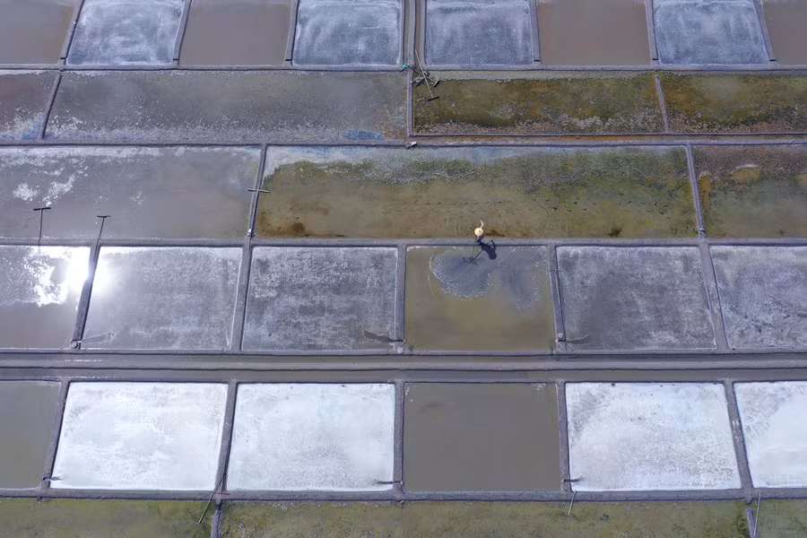 Chị Lê Thị Diệu ở phường Phổ Thạnh, thị xã Đức Phổ cho hay, vào đầu tháng 6 năm nay có lúc thương lái thu mua đến 2.500 đồng/kg, nhưng diêm dân ở đây không có nhiều muối để bán.