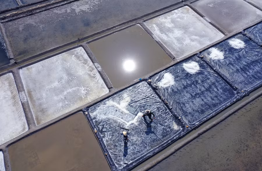 Phương pháp sản xuất muối sạch trên nền bạt HDPE được chính quyền thị xã Đức Phổ khuyến khích sử dụng, đây là giải pháp góp phần nâng cao thu nhập cho diêm dân nơi đây. Ngày 27/4/2011, Cục Sở hữu trí tuệ (Bộ Khoa học và Công nghệ) đã cấp giấy chứng nhận đăng ký thương hiệu "Muối Sa Huỳnh". Đây cũng là địa phương duy nhất của tỉnh Quảng Ngãi có nghề làm muối quy mô lớn.