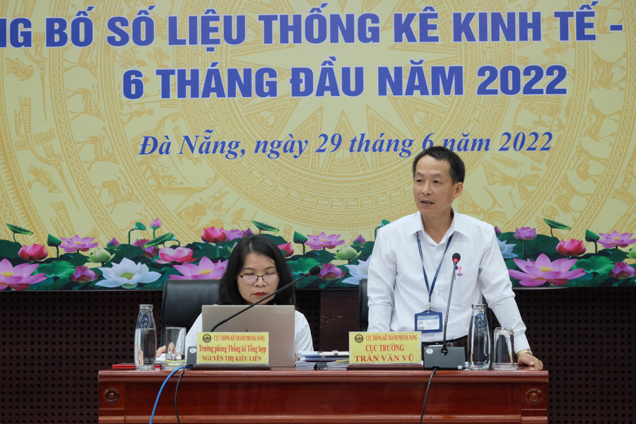 Ông Trần Văn Vũ - Cục trưởng Cục thống kê TP. Đà Nẵng thông tin về tình hình kinh tế xã hội thành phố 6 tháng đầu năm 2022. Ông Trần Văn Vũ - Cục trưởng Cục thống kê TP. Đà Nẵng thông tin về tình hình kinh tế xã hội thành phố 6 tháng đầu năm 2022.