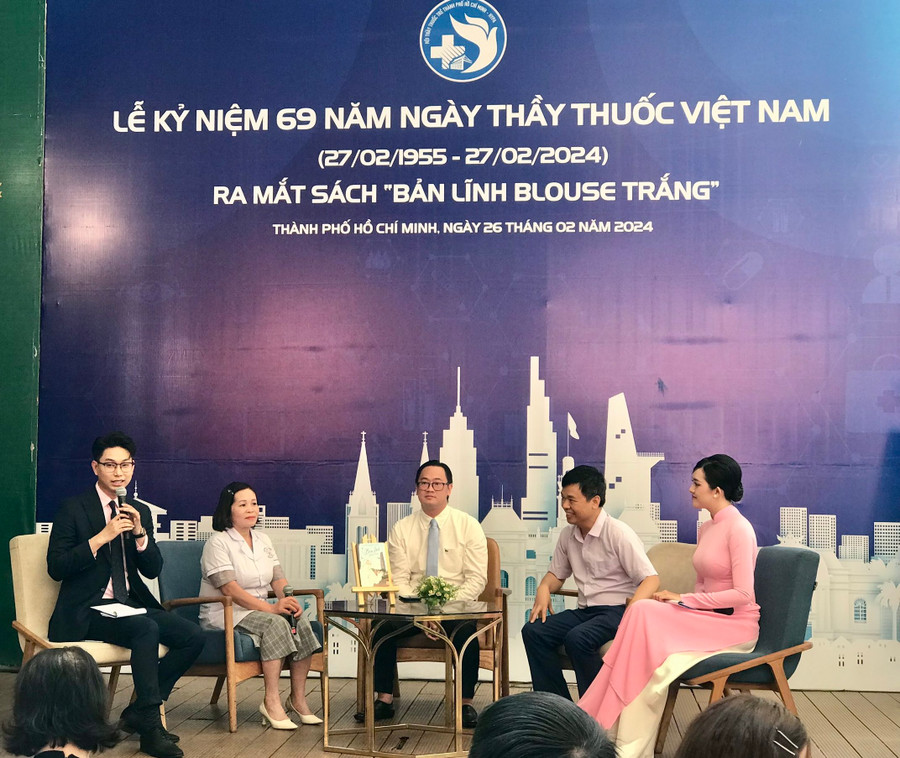 Giao lưu với các tác giả của sách "Bản lĩnh blouse trắng". Ảnh: Cẩm Anh. Giao lưu với các tác giả của sách "Bản lĩnh blouse trắng". Ảnh: Cẩm Anh.