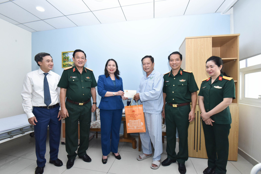Phó Chủ tịch nước Võ Thị Ánh Xuân thăm hỏi bệnh nhân đang điều trị tại Bệnh viện Quân Y 175. (Ảnh: Đ.C)