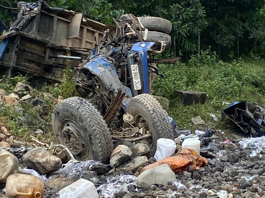 Xe tải ben bị biến dạng hoàn toàn sau vụ tai nạn. Ảnh: Công an Đà Nẵng