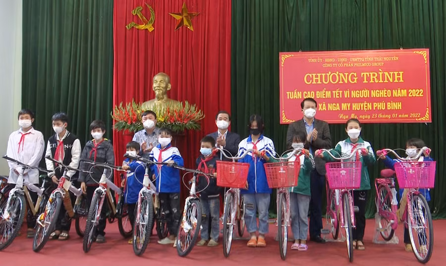 Đại diện lãnh đạo HĐND và UBND tỉnh Thái Nguyên trao tặng xe đạp cho học sinh có hoàn cảnh đặc biệt khó khăn của xã Nga My và Tân Kim (huyện Phú Bình).