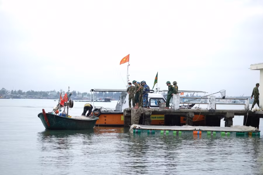 Lực lượng chức năng tiếp tục triển khai tìm kiếm người bị mất tích.