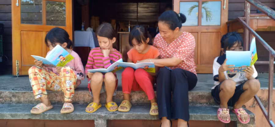 Cán bộ Hội Luật gia huyện Hòa Vang đang hướng dẫn cho các em cách phòng, chống bạo lực học đường…Ảnh: Phòng Tư pháp huyện Hòa Vang.