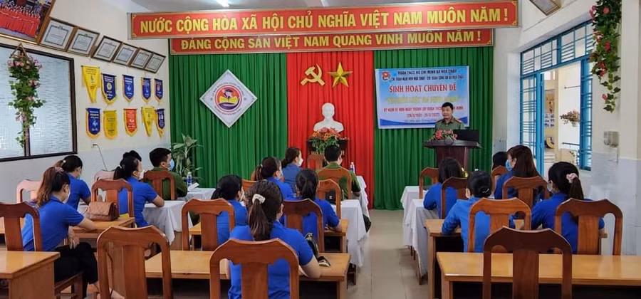 Đội An ninh Công an huyện Hòa Vang tập huấn Luật An ninh mạng, kỹ năng sử dụng mạng xã hội cho thầy cô giáo, học sinh ở xã Hòa Châu. Ảnh: Công an.