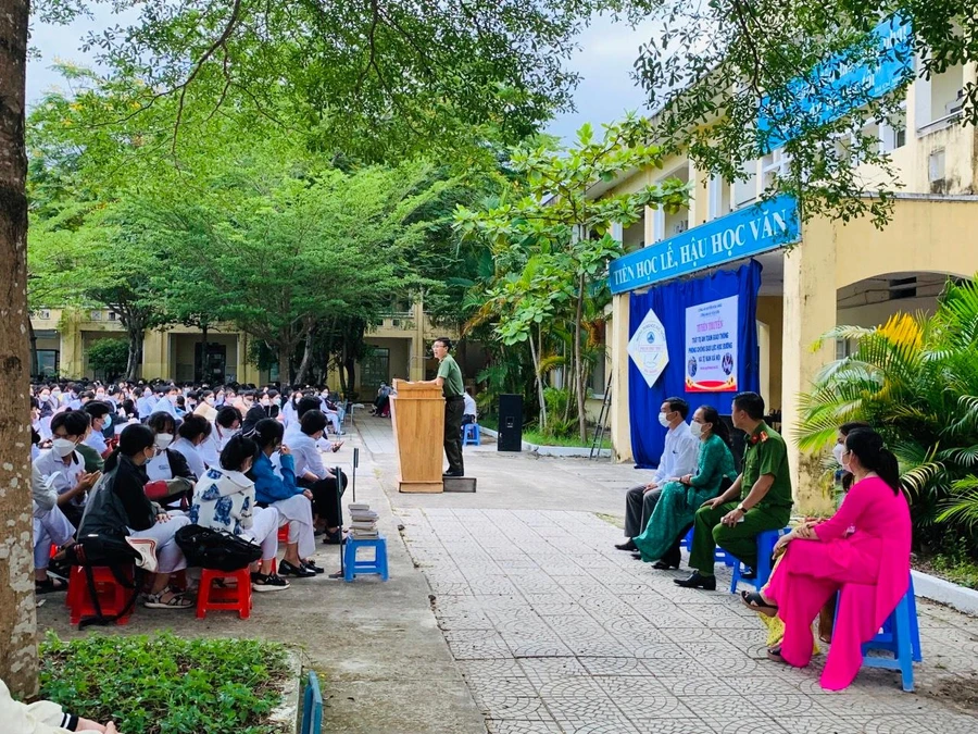 Công an huyện Hòa Vang và Công an xã Hòa Sơn tổ chức tuyên truyền phòng chống bạo lực học đường tại Trường THPT Phạm Phú Thứ. Ảnh: Công an. 