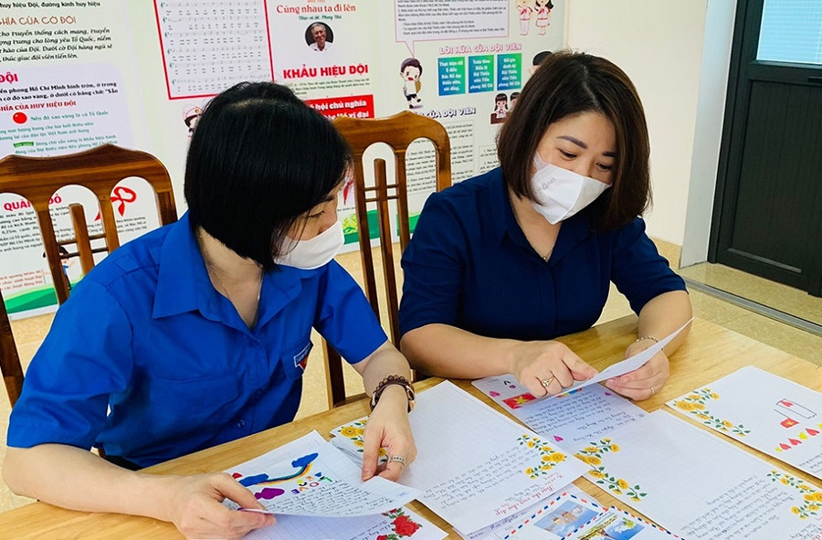 Các cô giáo trường Tiểu học Hồng Thái (TP Tuyên Quang) đọc thư của học trò để hiểu thêm điều các em muốn nói. Các cô giáo trường Tiểu học Hồng Thái (TP Tuyên Quang) đọc thư của học trò để hiểu thêm điều các em muốn nói.