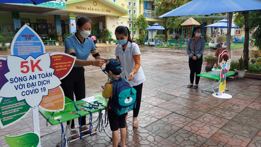 TP. Đồng Hới chuyển trạng thái dạy học từ tổ chức dạy học trực tiếp sang hình thức kết hợp giữa trực tiếp với trực tuyến.