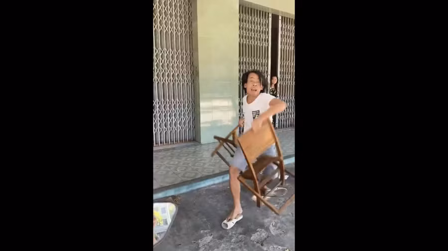Ông Hải dùng ghế tấn công lực lượng công an. Ảnh cắt clip.