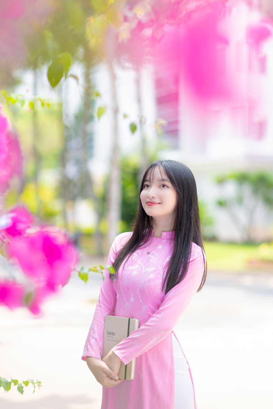 Phạm Nguyễn Trang Nguyên, 19 tuổi, chia sẻ: "Em tự hào về truyền thống yêu thiên nhiên, phong cách sống hoà hợp giữa môi trường tự nhiên và cuộc sống hiện đại của trường. Bên cạnh cơ sở vật chất nằm trong top hiện đại, xung quanh khuôn viên trường lại được bao bọc bởi những hàng cây trải dài xanh mướt. Em cũng như các bạn trong lớp luôn cảm thấy thoải mái mỗi khi nhìn ngắm môi trường xung quanh, điều đó giúp việc học tập cũng như tham gia những hoạt động ngoại khoá trở nên tốt hơn". Phạm Nguyễn Trang Nguyên, 19 tuổi, chia sẻ: "Em tự hào về truyền thống yêu thiên nhiên, phong cách sống hoà hợp giữa môi trường tự nhiên và cuộc sống hiện đại của trường. Bên cạnh cơ sở vật chất nằm trong top hiện đại, xung quanh khuôn viên trường lại được bao bọc bởi những hàng cây trải dài xanh mướt. Em cũng như các bạn trong lớp luôn cảm thấy thoải mái mỗi khi nhìn ngắm môi trường xung quanh, điều đó giúp việc học tập cũng như tham gia những hoạt động ngoại khoá trở nên tốt hơn".