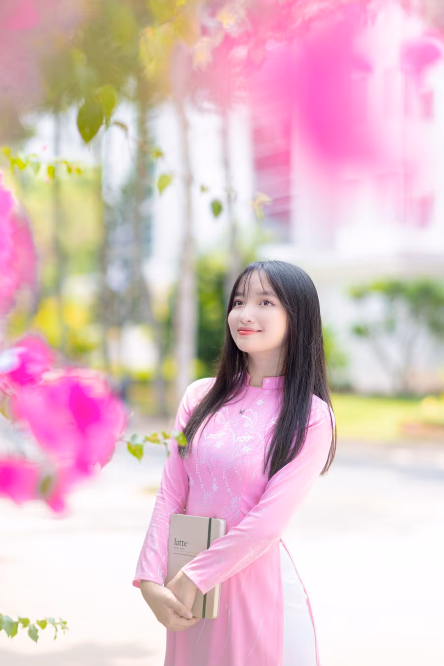 Phạm Nguyễn Trang Nguyên, 19 tuổi, chia sẻ: "Em tự hào về truyền thống yêu thiên nhiên, phong cách sống hoà hợp giữa môi trường tự nhiên và cuộc sống hiện đại của trường. Bên cạnh cơ sở vật chất nằm trong top hiện đại, xung quanh khuôn viên trường lại được bao bọc bởi những hàng cây trải dài xanh mướt. Em cũng như các bạn trong lớp luôn cảm thấy thoải mái mỗi khi nhìn ngắm môi trường xung quanh, điều đó giúp việc học tập cũng như tham gia những hoạt động ngoại khoá trở nên tốt hơn".