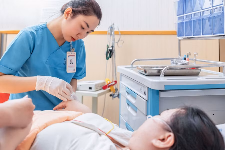 Điều dưỡng chăm sóc bệnh nhân điều trị tại Bệnh viện Đại học Y dược TPHCM. (Ảnh: BVCC)