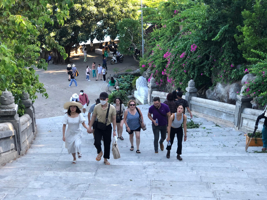 Bên cạnh đó, khách quốc tế cũng đến chùa để tham quan. Bên cạnh đó, khách quốc tế cũng đến chùa để tham quan.