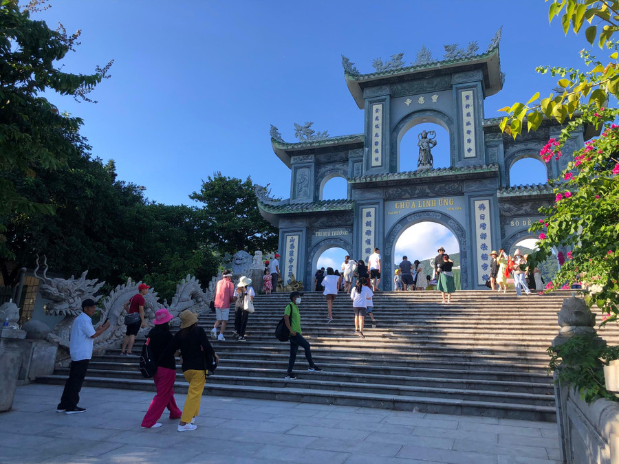 Theo ghi nhận của PV, trong ngày 1/9, ngày đầu tiên của kỳ nghỉ lễ Quốc khánh 2/9, hàng nghìn du khách Đà Nẵng ùn ùn đổ về chùa Linh Ứng (quận Sơn Trà) tham quan và lễ bái nên đoạn đường dẫn lên chùa Linh Ứng và các điểm vui chơi, nghỉ dưỡng trên bán đảo Sơn Trà cũng khá đông đúc. Theo ghi nhận của PV, trong ngày 1/9, ngày đầu tiên của kỳ nghỉ lễ Quốc khánh 2/9, hàng nghìn du khách Đà Nẵng ùn ùn đổ về chùa Linh Ứng (quận Sơn Trà) tham quan và lễ bái nên đoạn đường dẫn lên chùa Linh Ứng và các điểm vui chơi, nghỉ dưỡng trên bán đảo Sơn Trà cũng khá đông đúc.